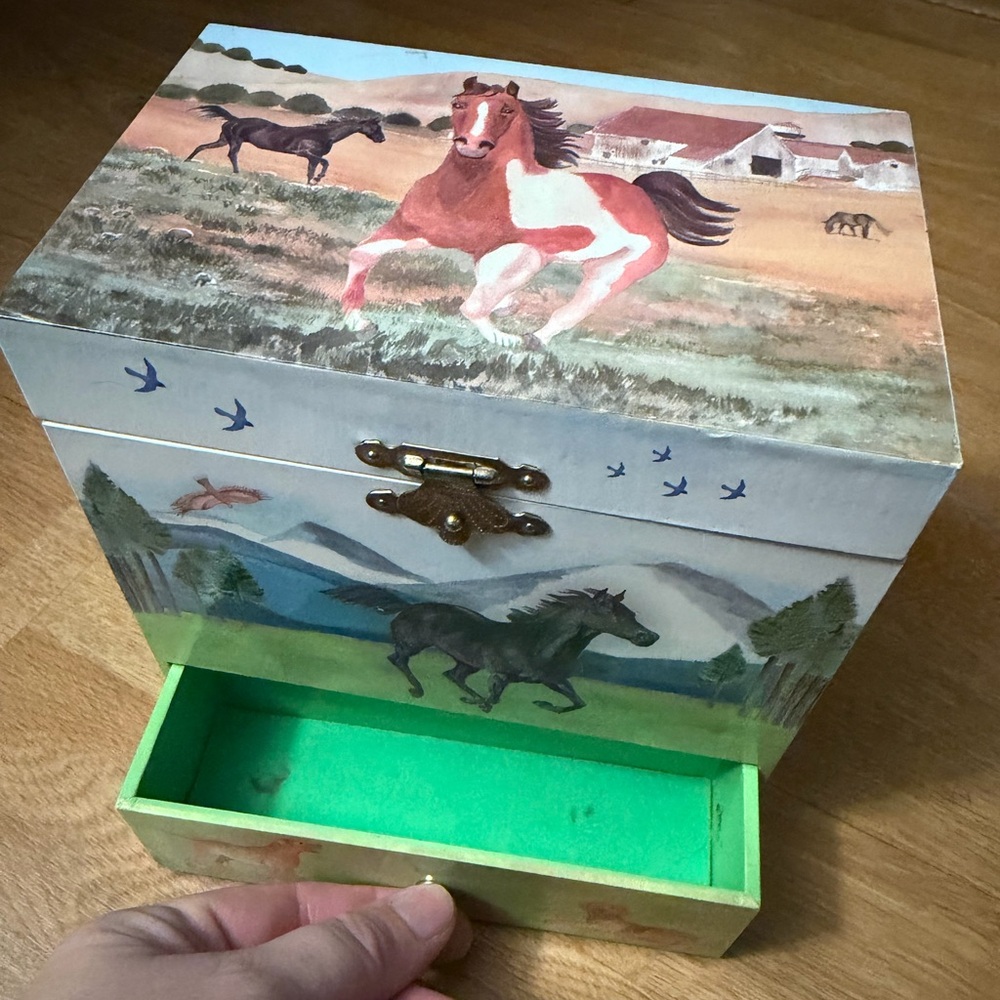 Horse-Themed Kids Jewelry Box with Mirror - Picture 5 of 9